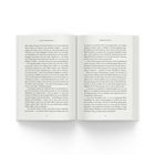 Links: "ZEIT ZUR BESINNUNG". Rechts: "ÜBERZEUGUNGEN". Buch mit zwei Seiten Text im schlichten, klaren Layout.