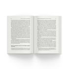Offenes Buch mit zwei gefüllten Seiten Text, Kapitelüberschrift: „Neid: Der psychologische Grund für die Feindseligkeit gegenüber Unternehmen“.
