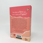 Rückseite eines Buches mit der Überschrift: „Was hält ein Herz aus, bis es reißt wie Papier?“ Oben ein gefaltetes Herz.