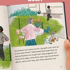 „ZULA“ in weißer Schrift auf rosa Hintergrund. Illustration: Frau in Garten vor einem Zaun, sitzende Frau und Person im Hintergrund.