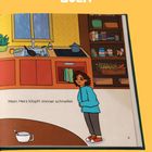 Text: "Mein Herz klopft immer schneller." Illustration einer Person in einer Küche, dunkles Haar, blaue Jacke.