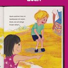 "ZULA"; Text: "Heute zeichnet Amo im Sandkasten mit einem Stock, als sich einige Kinder nähern." Illustration von Kindern beim Spielen.