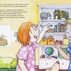 „Neugierig schaut sich Klara in Leos Zimmer um.“ Ein Mädchen zeigt auf ein Regal mit Spielzeug, während ein Junge zuhört.