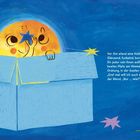 Text: "Vor ihm stand eine Kiste..." Illustration: Ein Mond schaut aus einer blauen Kiste, hält einen Stern. Blaues Hintergrund.