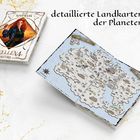 Text: "detaillierte Landkarten der Planeten". Buch mit roothaariger Frau vor Himmel, daneben geöffnete Karte mit Inseln.