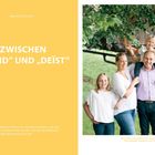 Text: "ZWISCHEN 'MÅHD' UND 'DEİST'". Eine lachende Familie vor einer Holzhütte in ländlicher Umgebung.