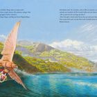 Links fliegt ein großer, rosafarbener Vogel mit einem Korb zwischen grünen Hügeln über blauem Wasser.