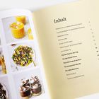 Inhalt: Willkommen, Regeln, Hacks, Warenkunde, Snack-Ideen, Tausch-Tipps, Icon-Erklärung, Start, Pause, Unterwegs, Abende, Momente. Links sind Bilder von Speisen, wie Gläser mit Essen und bunte Salate.