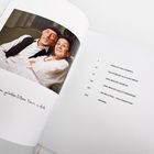 "Für meine geliebten Eltern Naomi & Arik." Ein älteres Paar sitzt auf einem Sofa, sie wirken zufrieden und entspannt.