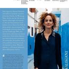 "Beim Aperitif, während Mathilde sich fröhlich unterhielt, musterte Aïcha ihre Familie."  
Eine Frau mit lockigem Haar in einer blauen Gasse.