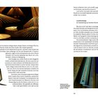 Texte: "atelier oï: Allegro Assai, Allegro Vivace und Allegro Ritmico für Foscarini, 2007", "Decke reflektiert... Sinnen berührt.", "Leuchtendesign" von Andreas Richner. Links eine Leuchte aus vielen dünnen, goldenen Streben.