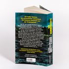 Ein heißer Sommer. Ein schrecklicher Leichenfund. Ein finsteres Geheimnis. Cover eines Buches mit See im Hintergrund.