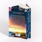 Buchrücken: „Die Meerglas-Schwestern“, Eleanor Buchanan. Vorderseite: Küstenlandschaft, Blumen, blauer Sternenhimmel.