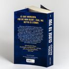 Auf der Rückseite eines Buches steht: "Es gibt Menschen, für die man bleibt – egal, wie heftig es stürmt."