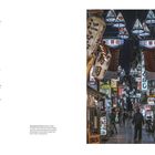 Links "EIN­FÜH­RUNG", rechts "TOKYO 2020". Nachtszene mit beleuchteten Laternen und Schildern in einer belebten Stadtstraße.