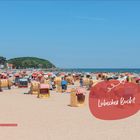 Lübecker Bucht. Der breite Sandstrand von Travemünde ist ideal für Familien. Strandkörbe am sonnigen Strand mit Blick aufs Meer.