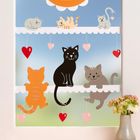 Illustration von fünf niedlichen Katzen auf Wolken, mit hängenden roten und rosa Herzornamenten darunter.