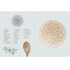 Text inklusive Zahlen von 6 bis 80, links. Rechts, Mandala-Schnitzerei auf Holz. Darunter ein Holzlöffel mit Schnitzerei.