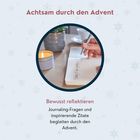 „Achtsam durch den Advent. Bewusst reflektieren.“ Eine Hand schreibt in ein Buch, daneben eine Kerze und eine Tasse.
