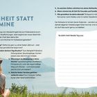 "16 FREIHEIT STATT TERMINE. Fragen über den Tagesablauf. Frau sitzt mit Hut vor Landschaft, rechts Platz für Notizen."