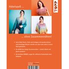 "Häkelspaß ... ohne Zusammennähen!" Drei Frauen tragen farbenfrohe, gehäkelte Kleidungsstücke vor farbigem Hintergrund.