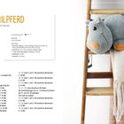 "Noel Nilpferd liest gern Liebesromane." Anleitung zum Häkeln eines Nilpferds. Daneben ein gehäkeltes Nilpferd auf einer Leiter.
