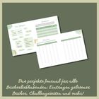 Zwei offene Buchseiten mit Tabellen und Kategorien in grüner Schrift. Darunter der Text: "Das perfekte Journal für alle Bücherliebhabenden: Eintragen gelesener Bücher, Challengeseiten und mehr!"