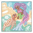 Eine Meerjungfrau mit violettem Haar gibt einem lachenden Schildkrötenkind Algen. Bunte Unterwasserwelt mit Fischen.