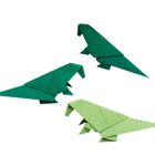 Drei Origami-Dinosaurier in Grüntönen, kunstvoll gefaltet mit kleinen Punkten als Muster.