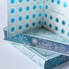 Bücher in pastellblau, dekoriert mit blauen Sonnen und Texten "Sunshine" und "Twisted Dreams".
