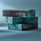 "ANATHEMA" von Keri Lake ist auf drei dunkel gestalteten Buchrücken zu lesen, verziert mit Baumzweigen in Blautönen.