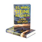"ES WIRD STEINE REGNEN, Roman, Lars Becker." Zwei Bücher, das obere aufrecht, das untere liegend. Cover zeigt eine Straße.