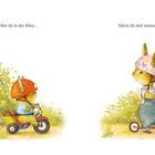 Text: Links: "Bist du in der Mitte ...", rechts: "fährst du mal voraus,". Illustration: Zwei Hasen auf Rollern, tragen Helme.