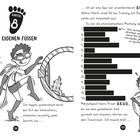 Kapitel 8: Auf eigenen Füßen. Die Jagd begann! Illustration eines maskierten Charakters mit Umhang und Fußabdruck-Symbolen.