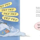 Text: „PIEP PIEP“, „Bär setzt sich auf...“, „QUIEK QUIEK...“. Illustration: Ein Bär im Bett, überrascht, darüber Sprechblasen.