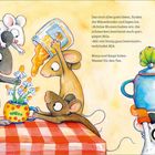 Ein farbenfrohes Bild zeigt Mäuse, die Tee zubereiten. Eine Maus gießt Honig ein, andere tragen Wasser und Blumen.