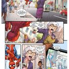 Comic: Eine ältere Dame hält einen Schlüsselbund hoch und schreit. Eine Figur schwingt in der Luft herum. Zuschauer machen Fotos.