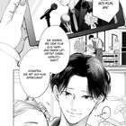 "Seht euch Aoi-kun an!" Zwei Personen sprechen über einen Film, eine mit Tablet zeigt einen Mann am Mikrofon. Japanischer Manga-Stil.