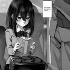 „Ich weiss nur noch nicht ...“ Eine junge Frau in Schuluniform sitzt und liest ein Buch in einem Zug.