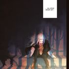 "...Ein Opfer dieser Zeit." Eine Illustration einer traurigen Person mit weißen Haaren, die auf Stufen sitzt, Ketten im Hintergrund.