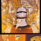 Eine Frau in gelber Kleidung spricht bedrohlich mit einer Person in einer Apparatur, umgeben von Blasen und Schläuchen.