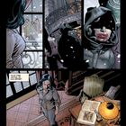 Texte: "Wie lange wollt ihr noch dort stehen, grausame Schwestern?", "Ist meine Pflicht nicht erfüllt?", "Sie hat mich doch freigegeben.", "Da ist keine Hiketeia, die euch bindet." Illustration: Innenansicht mit Frau am Fenster, draußen Kapuzenfiguren im Schnee.