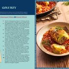 Titel: GOLUBZY  
Für 5 Portionen, Zubereitungszeit: 90 Minuten, Schmorzeit: 40 Minuten.  
Links Anleitung und Zutaten, rechts gefüllte Kohlroulade in Tomatensauce auf einem Teller.