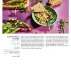 Radieschen-Butter Rezept mit Zutaten: Butter, Radieschen, Kräuter, Zitrone, Salz, Pfeffer. Dazu Brot, frische Kräuter und Radieschen.