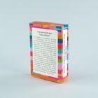 "Und was macht dein Leben reicher?" steht auf einer farbenfrohen Kartenbox. Seitenaufschrift: "Was mein Leben reicher macht".