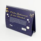 "24 leckere Glücksmomente für deine Adventszeit" steht in goldener Schrift auf einem dunkelblauen Adventskalender.