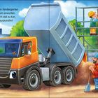 „Denn den neuen Kindergarten können alle kaum erwarten.“ Kinder und Bauarbeiter auf einer fröhlichen Baustelle.