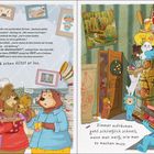 Zwei Szenen mit Tieren im Wohnraum und Chaos. Links ein Bärenpaar mit Kindern, rechts ein Igel mit Büchern vor Spielzeug-Stapel.