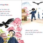 „Koru, der kluge Rabe.“ Ein Rabe mit Münze fliegt über zwei Kinder in traditioneller Kleidung nahe japanischen Häusern.