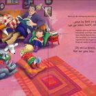 Nach all der Aufregung sind alle hellwach. Eine Familie entspannt auf dem Sofa; Kinder lachen, während Papa vorliest.